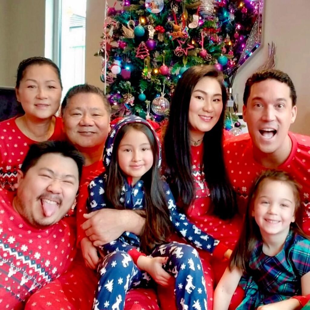 Lei Hang and Oliver Reade with the family. Christmas Family Photo wishing you a happy new year.