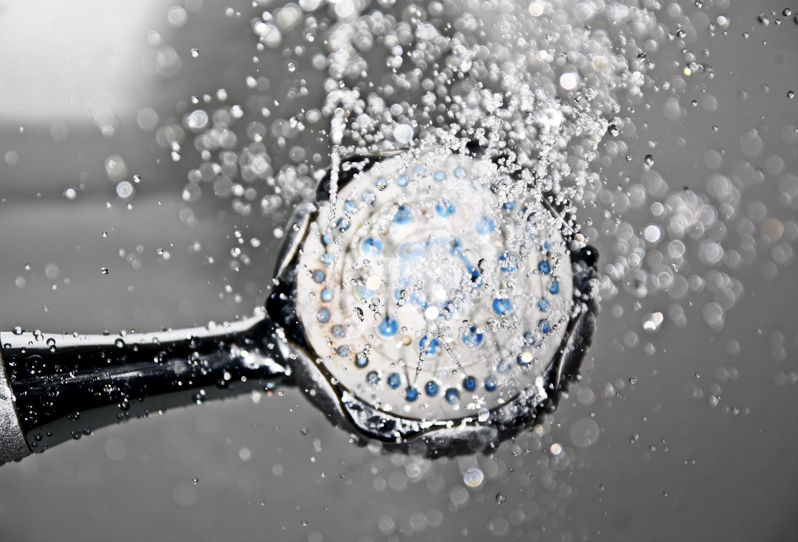 Naturally clean shower heads with citric acid 